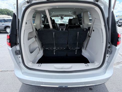 Used 2024 Chrysler Pacifica Touring-L FWD image 8