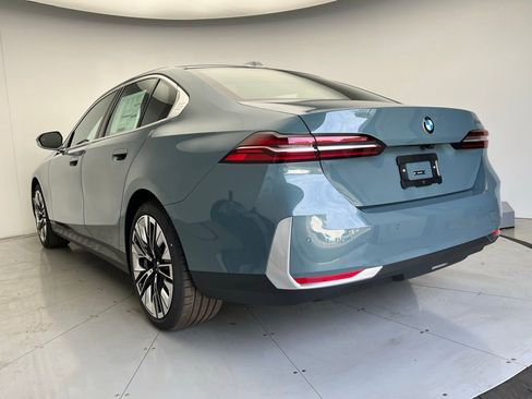 Used 2026 BMW 530i w/ Convenience Package RWD image 4