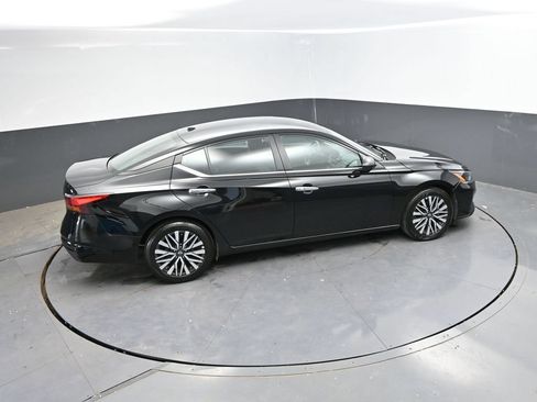 Used 2025 Nissan Altima 2.5 SV FWD image 32