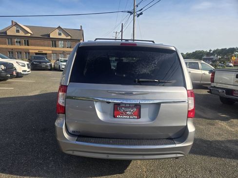 Used 2016 Chrysler Town & Country Touring-L FWD image 2
