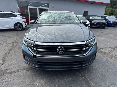 Used 2024 Volkswagen Jetta SE image 2