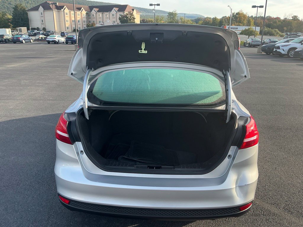 Used 2018 Ford Focus SE w/ Cold Weather Package FWD image 31