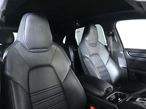Certified 2022 Porsche Cayenne Turbo S AWD/4WD image 18