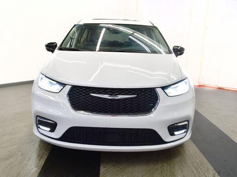 Used 2024 Chrysler Pacifica Limited image 3