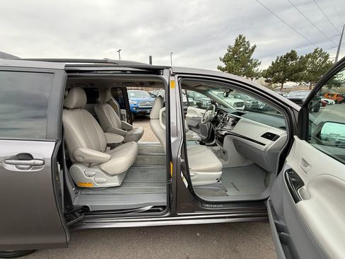 Used 2013 Toyota Sienna LE w/ Towing Pkg image 30