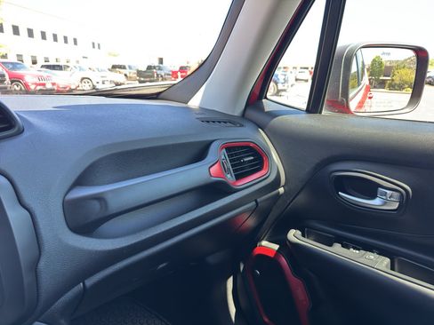 Used 2018 Jeep Renegade Trailhawk AWD/4WD image 36