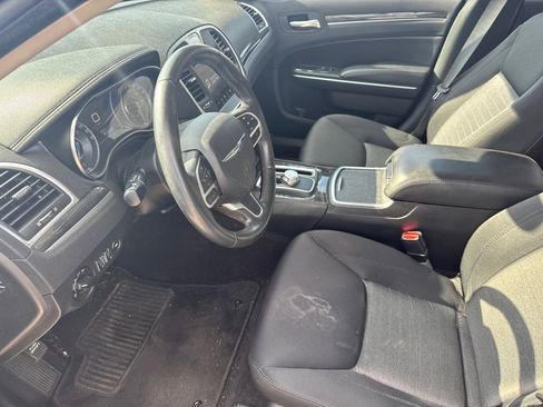 Used 2018 Chrysler 300 Touring w/ Chrome Appearance Package image 9