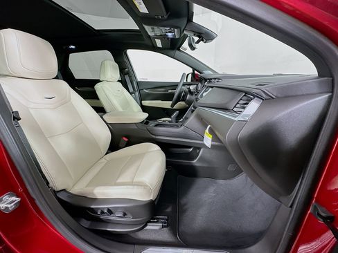 Used 2025 Cadillac XT5 Sportv w/ Technology Package image 32