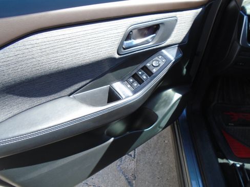 Used 2021 Nissan Rogue SV AWD/4WD image 19