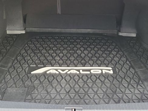 Used 2019 Toyota Avalon Limited image 12