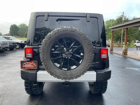 Used 2015 Jeep Wrangler Unlimited Sahara w/ Connectivity Group AWD/4WD image 7