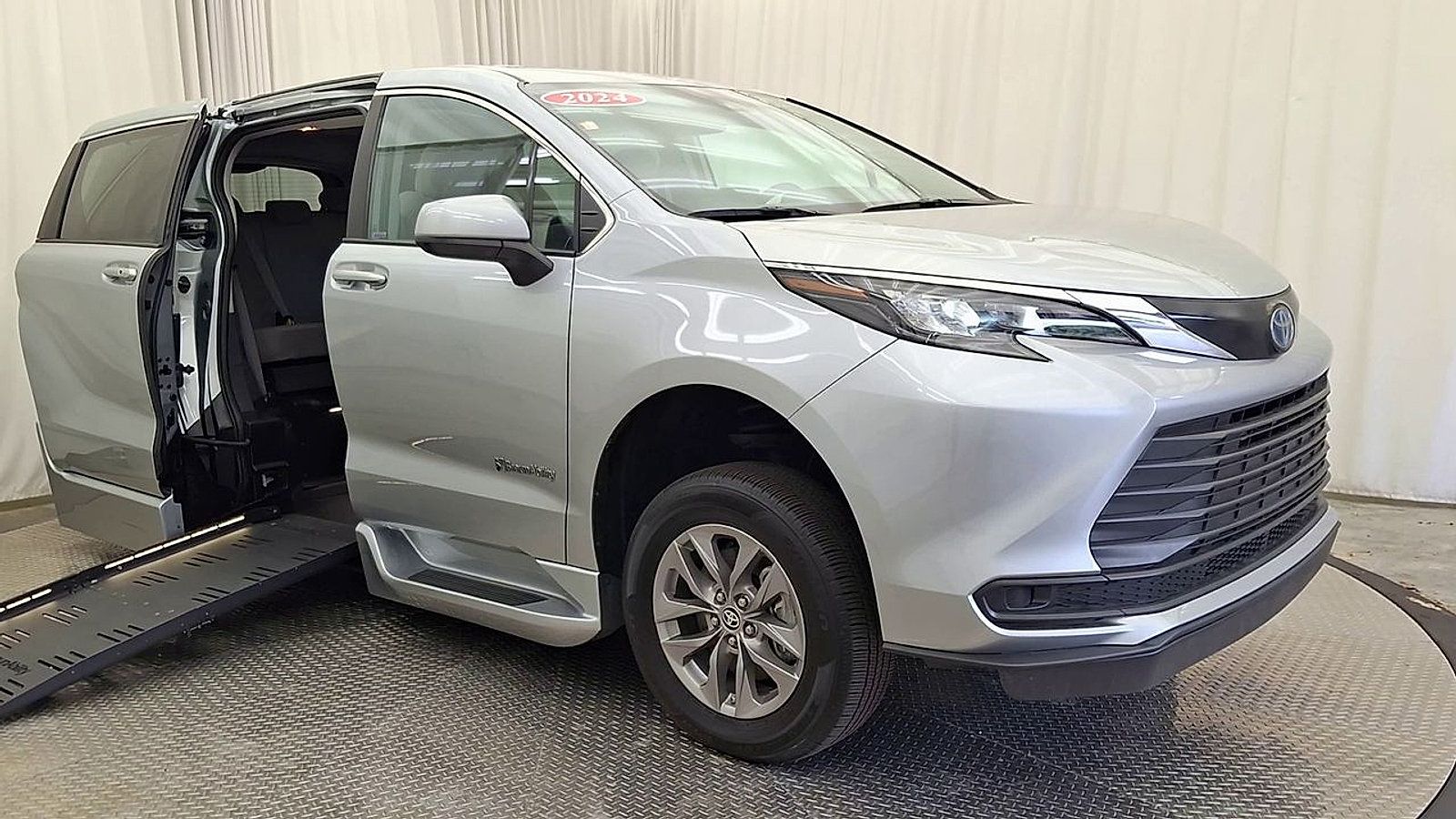 Used 2024 Toyota Sienna LE FWD image 7