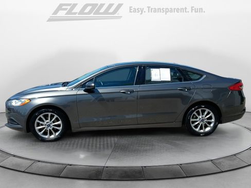 Used 2017 Ford Fusion SE w/ Fusion SE Technology Package FWD image 5