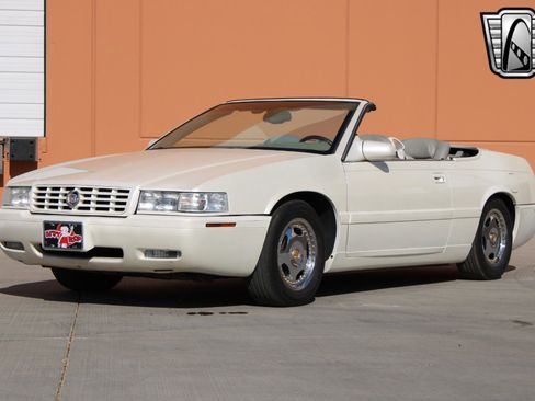 Used 2002 Cadillac Eldorado Touring w/ Preffered Equipment Group image 2