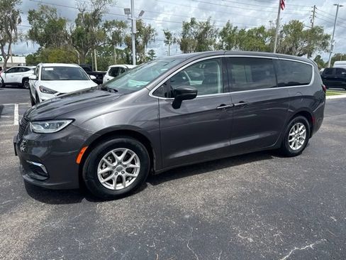 Used 2023 Chrysler Pacifica Touring-L FWD image 14