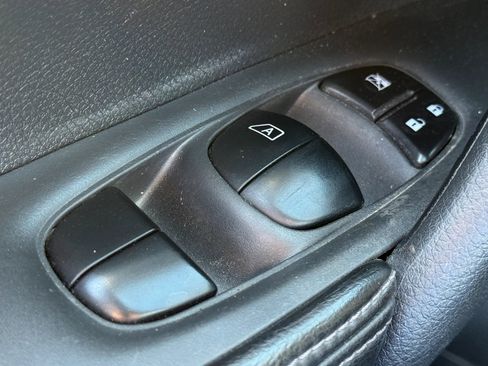 Used 2016 Nissan Rogue SV FWD image 22