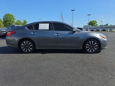 Used 2016 Nissan Altima 2.5 SV w/ Convenience Package FWD image 2