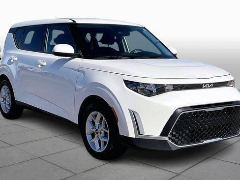 Used 2024 Kia Soul LX w/ Option Group 015 FWD image 3