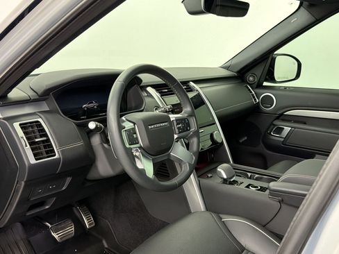 Used 2024 Land Rover Discovery Dynamic SE AWD/4WD image 4