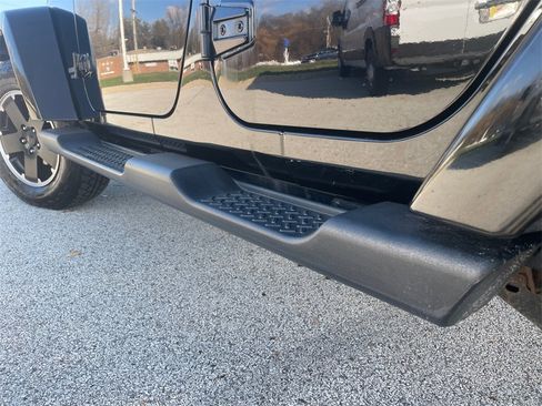 Used 2012 Jeep Wrangler Unlimited Sahara image 36