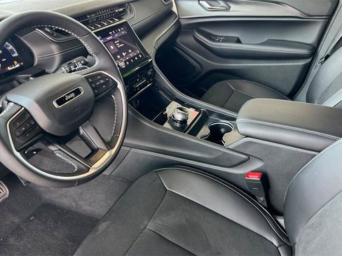 New 2025 Jeep Grand Cherokee Altitude image 10