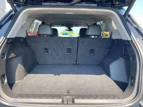 Used 2024 GMC Terrain SLT image 16