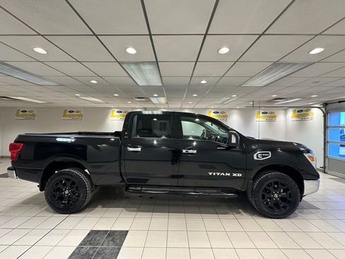 Used 2017 Nissan Titan SV image 3