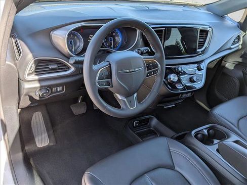 Used 2025 Chrysler Pacifica Select image 9