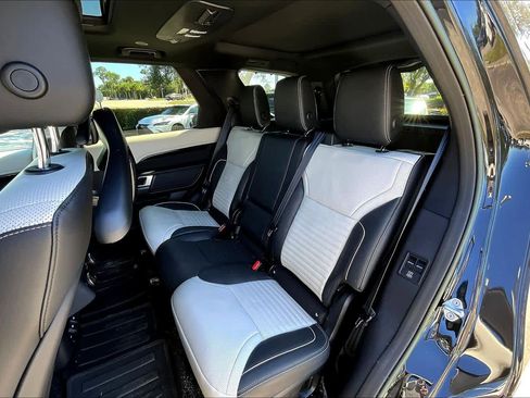 Used 2023 Land Rover Discovery Metropolitan Edition image 20