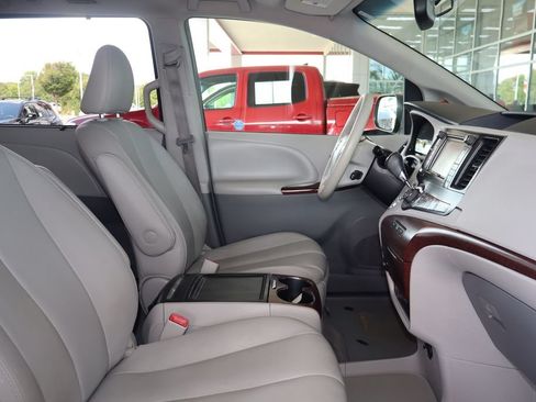 Used 2014 Toyota Sienna XLE w/ XLE Premium Package FWD image 45