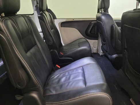 Used 2016 Chrysler Town & Country Touring image 19