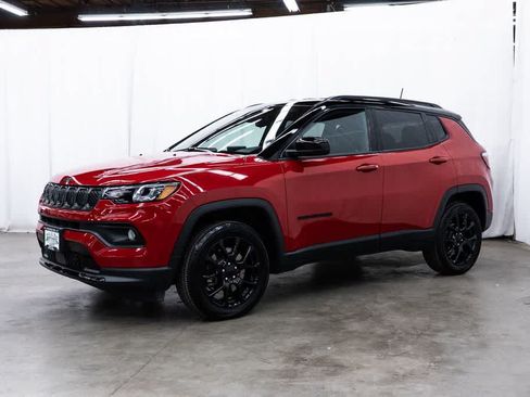 Used 2023 Jeep Compass Latitude AWD/4WD image 3
