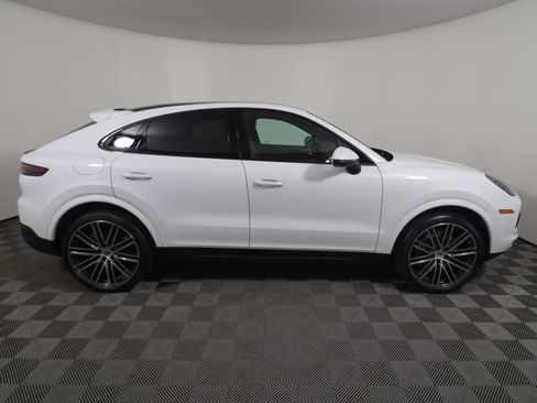 Certified 2023 Porsche Cayenne Platinum Edition image 8