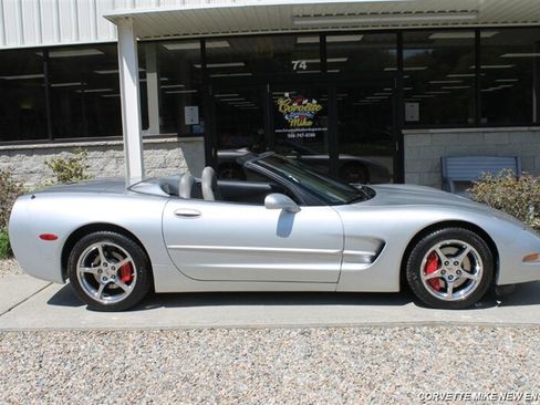 Used 2002 Chevrolet Corvette Coupe w/ Preferred Equipment Group2 RWD image 22