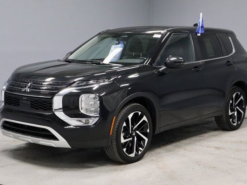 Used 2023 Mitsubishi Outlander SE image 9