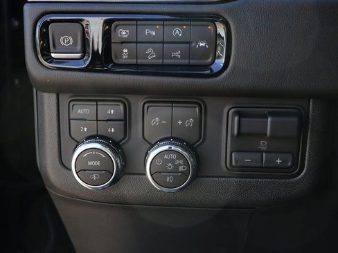 New 2026 GMC Yukon XL AT4 w/ AT4 Premium Plus Package AWD/4WD image 42