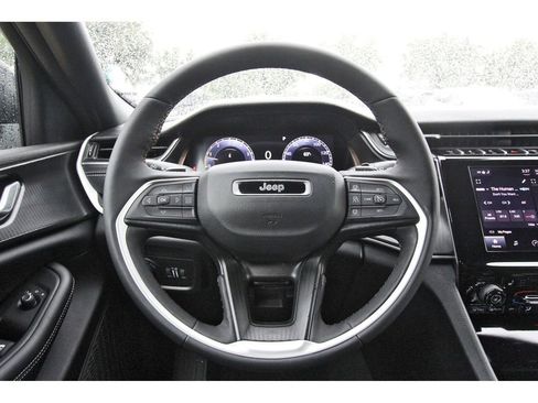 Used 2025 Jeep Grand Cherokee Laredo X w/ Luxury Tech Group I AWD/4WD image 16