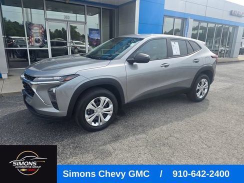 Used 2024 Chevrolet Trax LS w/ Driver Confidence Package FWD image 1