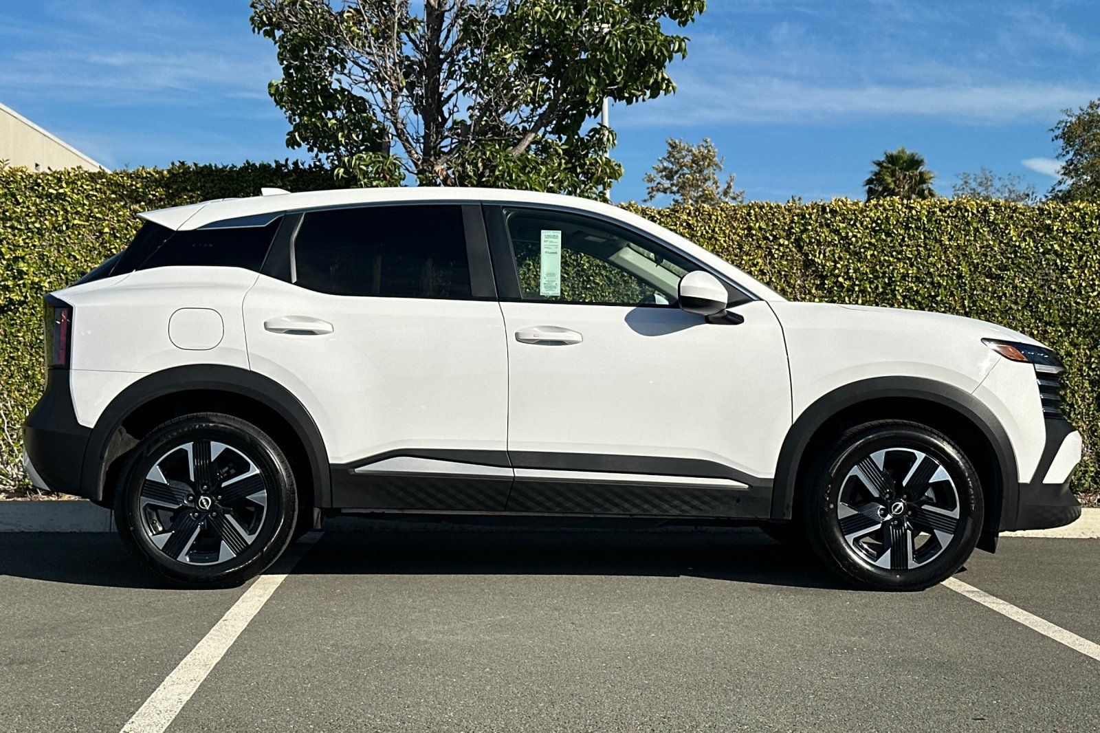 Used 2025 Nissan Kicks SV AWD/4WD image 3