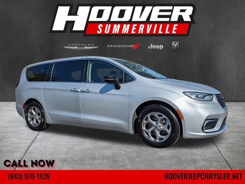 Used 2024 Chrysler Pacifica Limited image 1
