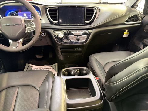 Used 2025 Chrysler Pacifica Select FWD image 21