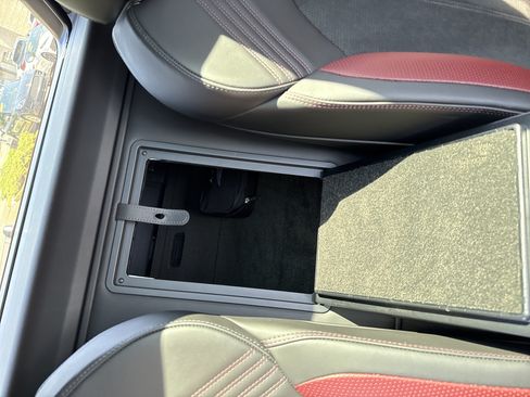 Used 2022 Bentley Bentayga AWD/4WD image 37