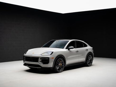 Used 2024 Porsche Cayenne Turbo GT image 4