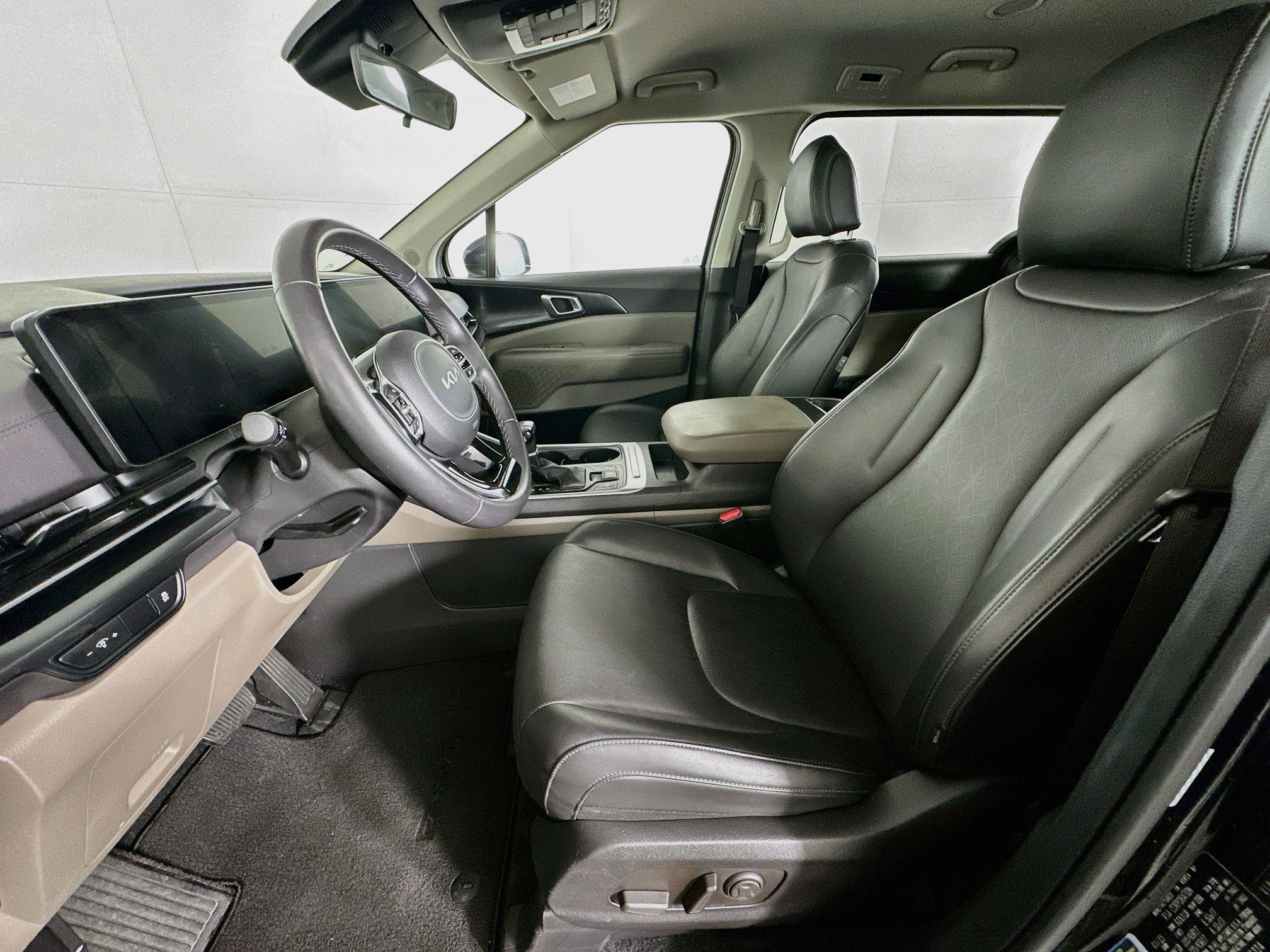 Used 2025 Kia Carnival FWD image 13