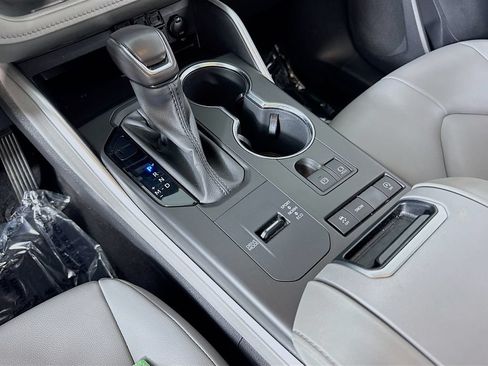 Used 2021 Toyota Highlander XLE FWD image 24