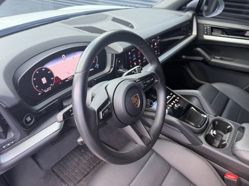 Certified 2024 Porsche Cayenne AWD/4WD image 4