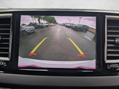 Used 2024 Chrysler Pacifica Touring-L image 13