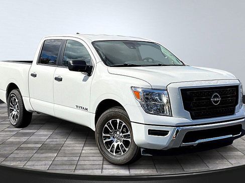 Used 2023 Nissan Titan SV image 13