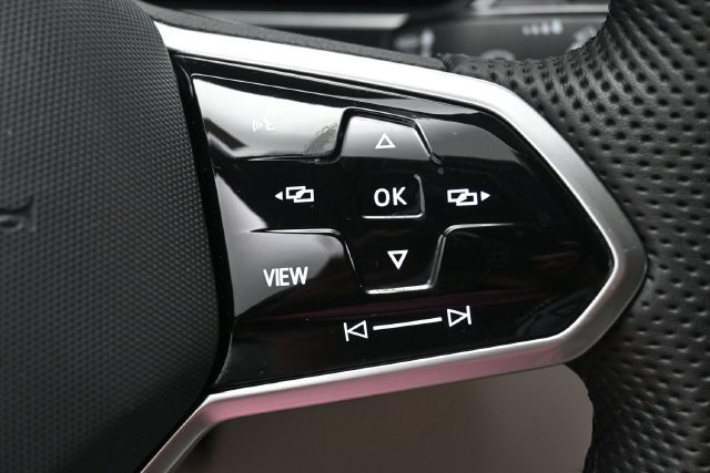Used 2022 Volkswagen Tiguan SE R-Line FWD image 17