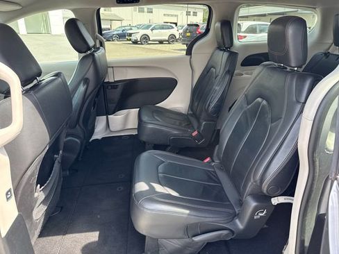 Used 2017 Chrysler Pacifica Touring-L FWD image 14